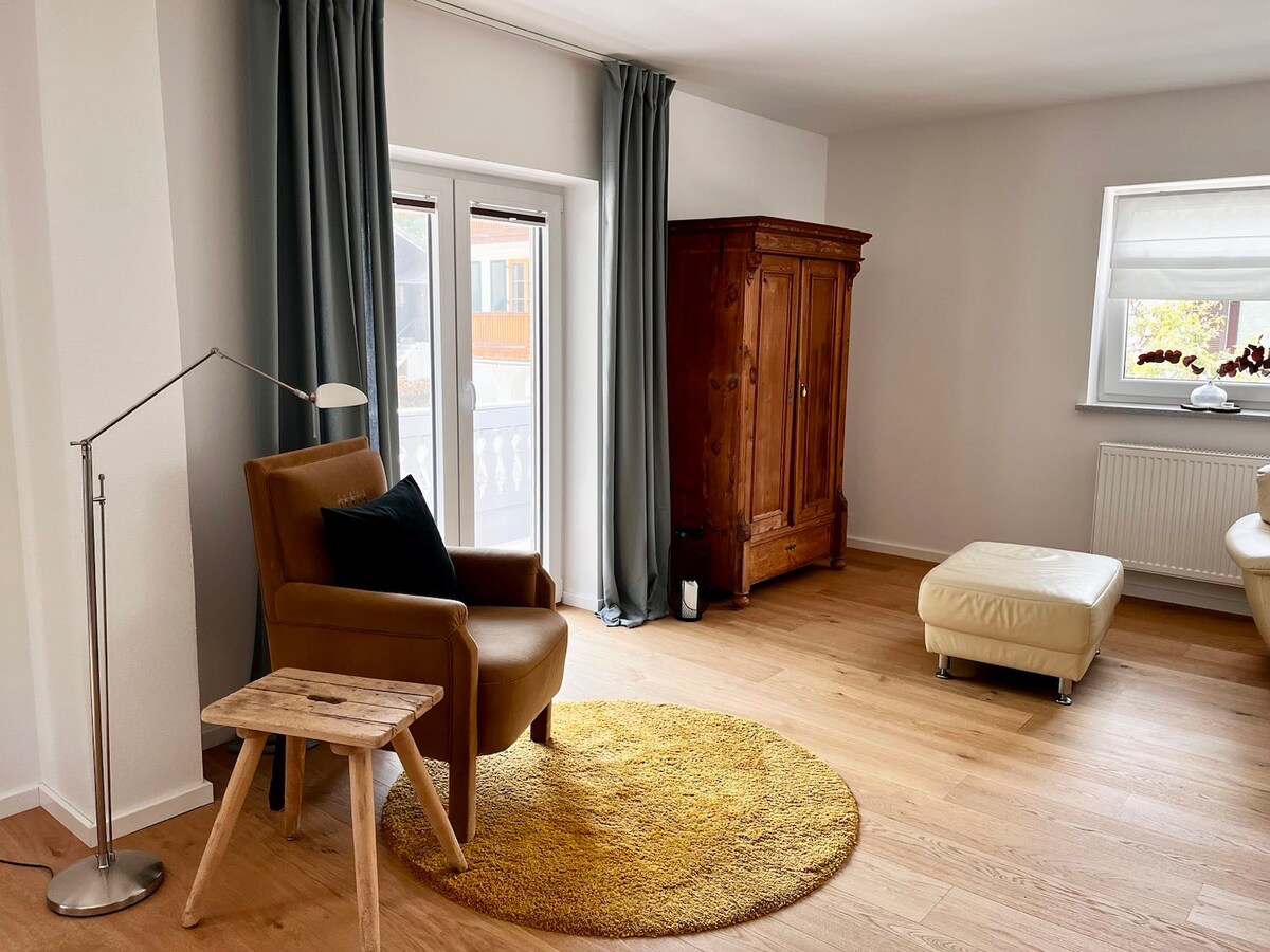 Wohnzimmer mit Sessel und Schrank