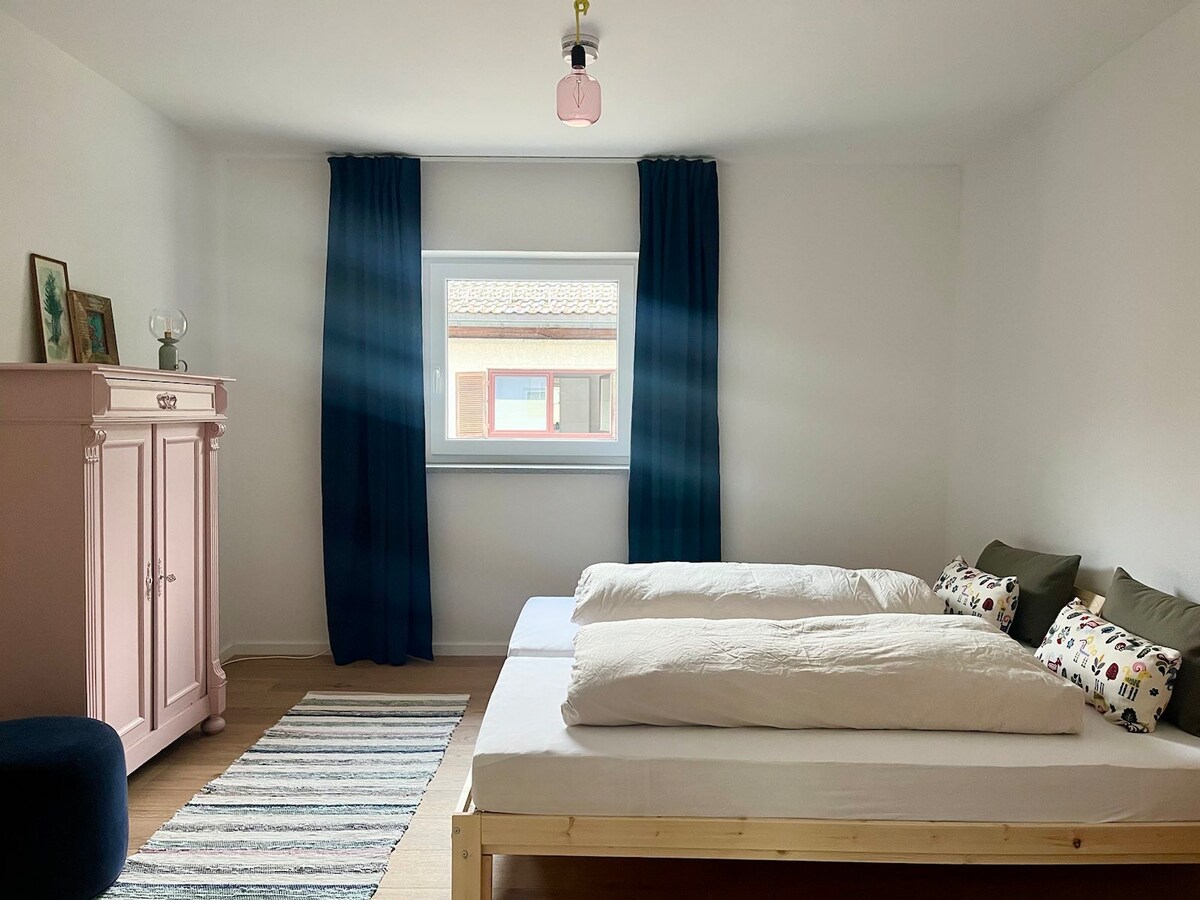 Schlafzimmer mit Doppelbett