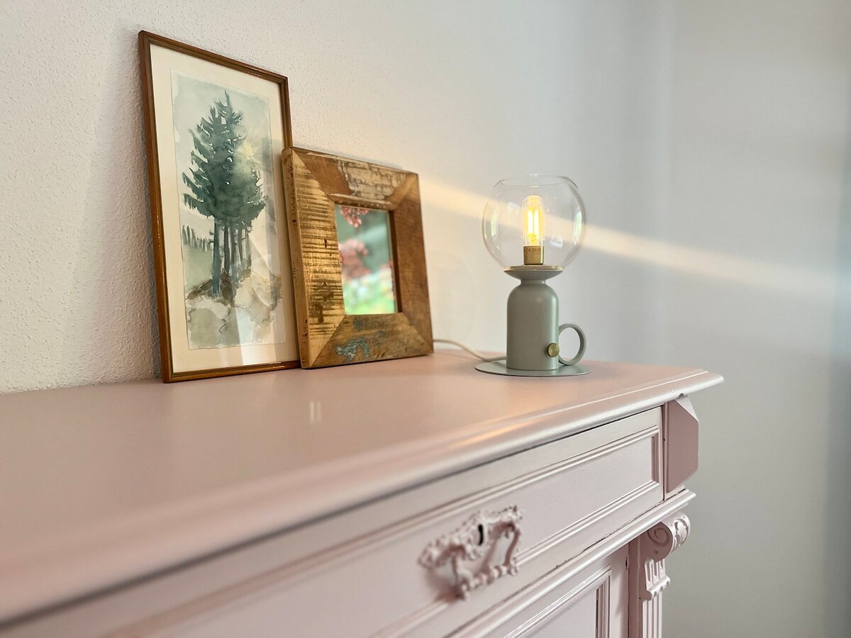 Dekoration mit Bilderrahmen und Lampe